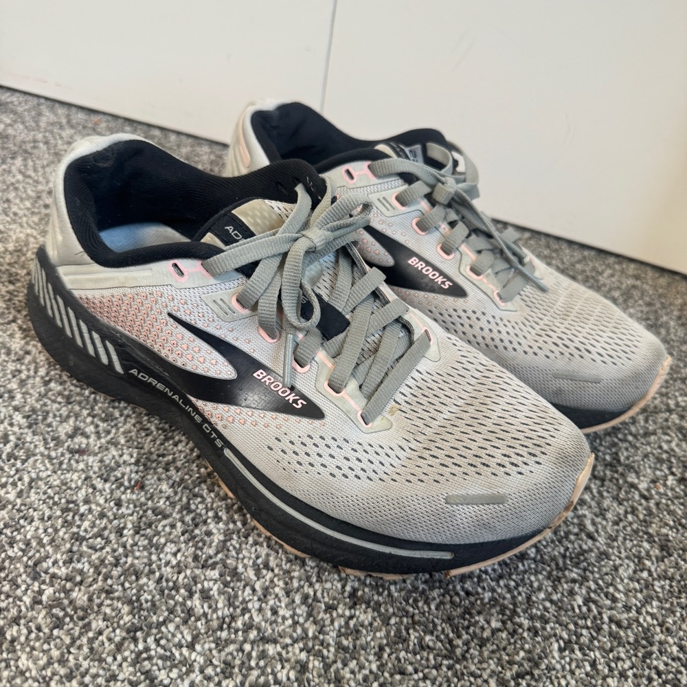 Brooks Adrenaline GTS 22 Running Shoes Womens Size 7.5 Gray Comfort Cushioned